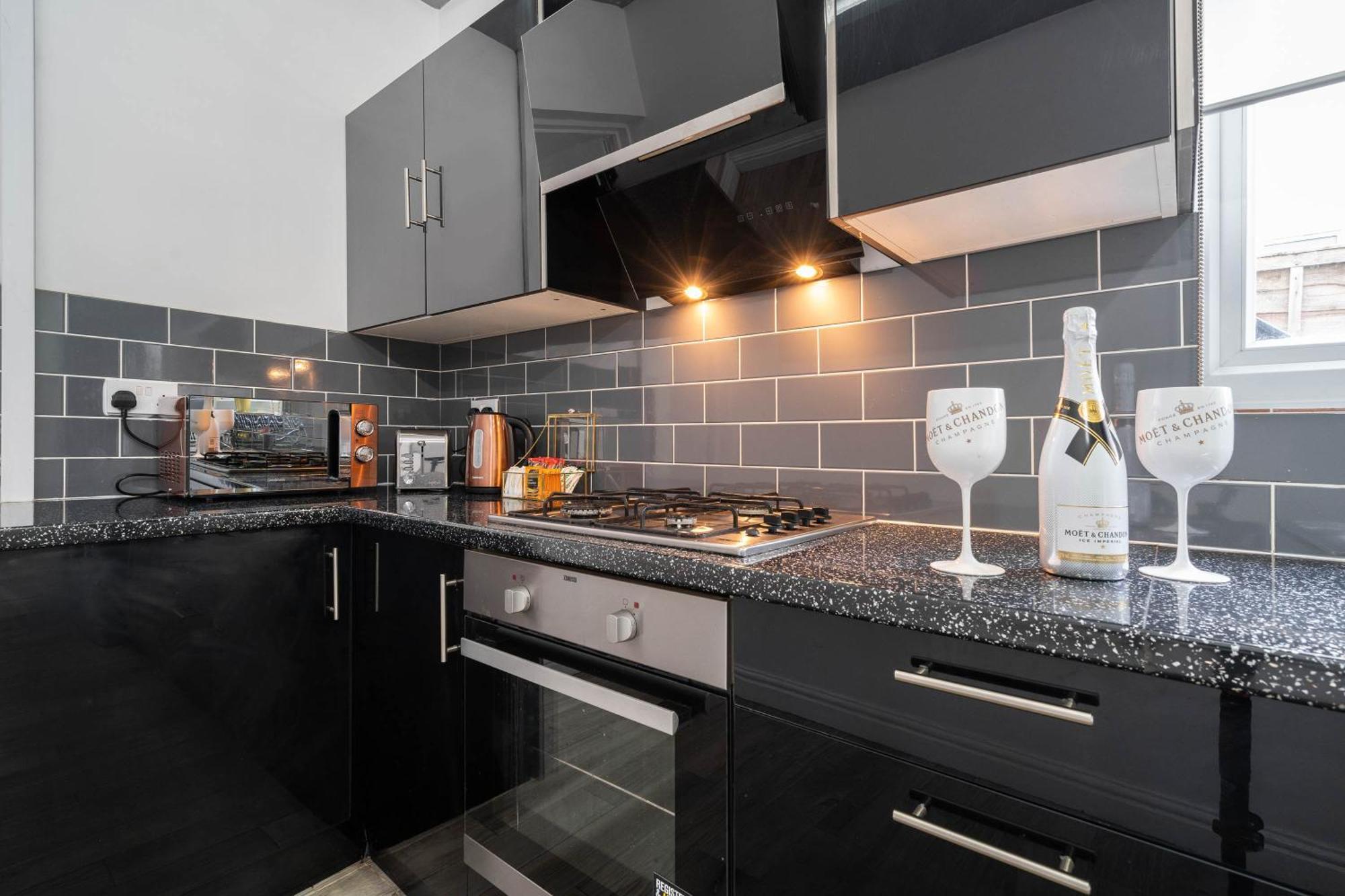 Five Bedroom Townhouse - Near City Centre - Edgbaston - On Street Parking - Wifi - Netflix - 974P Birmingham Esterno foto