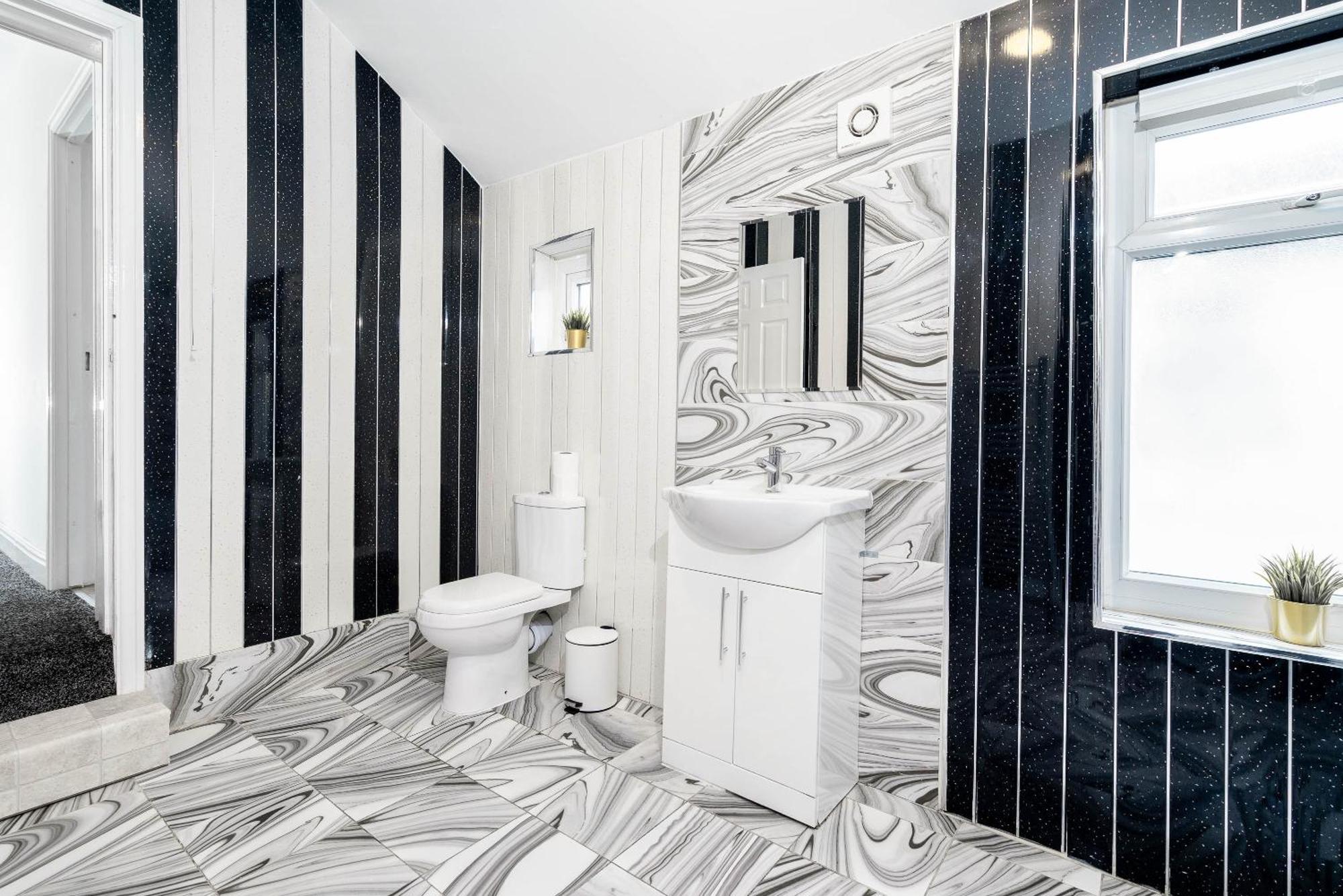 Five Bedroom Townhouse - Near City Centre - Edgbaston - On Street Parking - Wifi - Netflix - 974P Birmingham Esterno foto