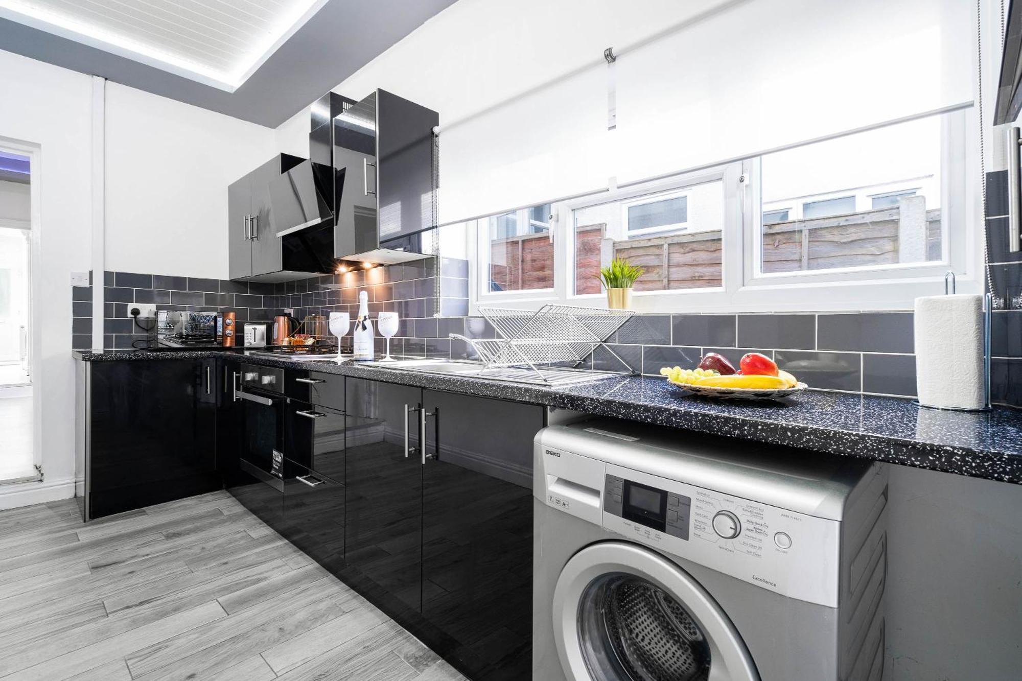 Five Bedroom Townhouse - Near City Centre - Edgbaston - On Street Parking - Wifi - Netflix - 974P Birmingham Esterno foto